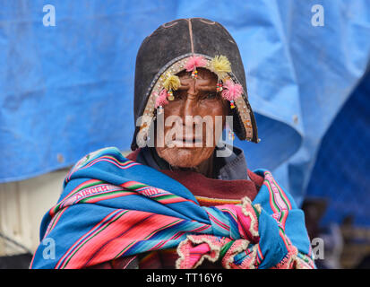 Traditionelle Yampara Mann mit Leder Hut, Tarabuco, Bolivien Stockfoto