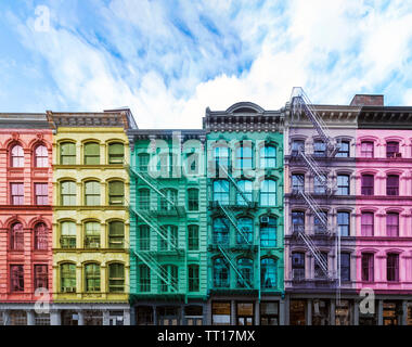 Regenbogen farbigen Block der alten Gebäude im Viertel SoHo in Manhattan in New York City mit blauem Himmel Hintergrund oben Stockfoto