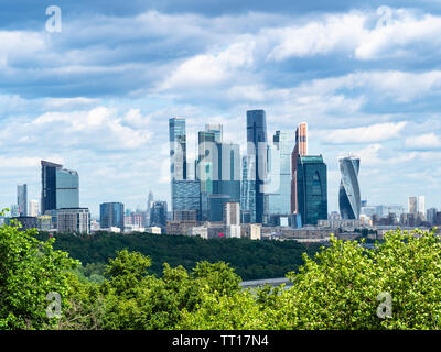 Blick von der Aussichtsplattform auf Sparrow Hügeln (Vorobyovy Gory) - WOLKENKRATZER von Moskau - Stadtteil unter Dunkelblaue Wolken Stockfoto