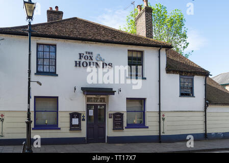 Der Fuchs und Jagdhunde Public House in der High Street, Rickmansworth Stockfoto