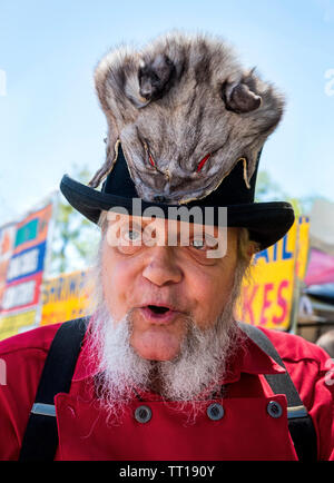 Pioneer Tage kleine Stadt jährliche Feier in North Central Florida. Mann mit einzigartigen Fuchs Fell bedeckt hat. Stockfoto