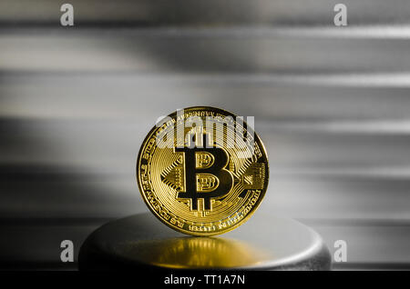 Goldmünze cryptocurrency Bitcoin auf Metallständer close-up. Stockfoto