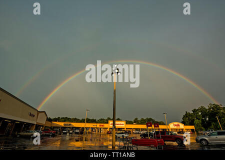 Schöne am späten Nachmittag Regenbogen erscheint über North Florida Shopping Center. Stockfoto