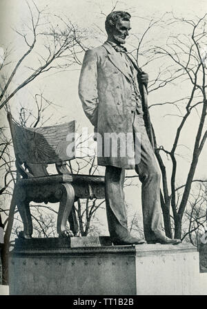 Das Foto stammt aus 1922. Die Bildunterschrift lautet: Abraham Lincoln. Von der berühmten, in Lincoln Park, Chicago, von Augustus St. Gaudens. Es war unvelied von Enkel von Lincoln im Jahre 1887. Stockfoto