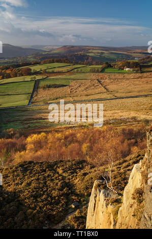 UK, Derbyshire, Peak District, mit Blick auf Hathersage vom Mühlstein Rand Stockfoto