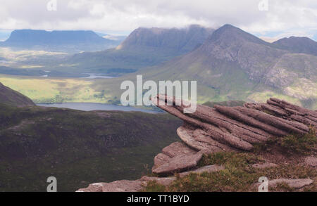 Ein Blick hinunter auf der Suche von Ben More Coigach, Schottland auf den umliegenden Glen und Lochs in der Coigach Halbinsel Stockfoto