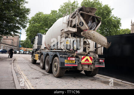 Juni 2019 - Fahrmischer, voll von Beton bei einer großen Baustelle Stockfoto