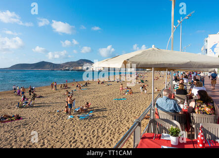 Blick auf den Strand Las Canteras von Restaurant Tisch in Las Palmas, Gran Canaria, Kanarische Inseln, Spanien. Stockfoto