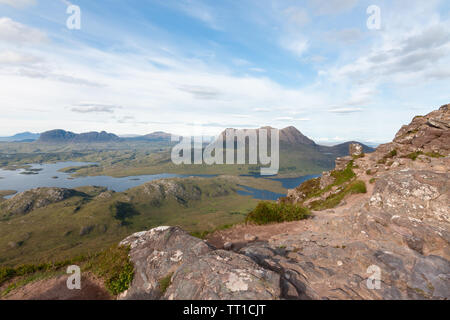 Der Blick auf das schottische Hochland und Cul Mor aus Der Gipfel des Stac Pollaidh in Sutherland Stockfoto