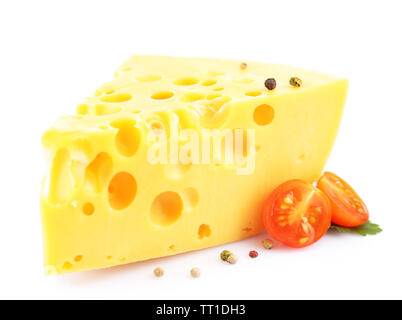 Stück Käse und Tomaten, isoliert auf weißem Stockfoto