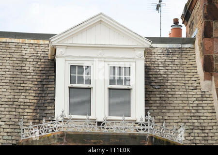 Klassische Giebel Dachfenster Dachfenster in der viktorianischen Vorstadt Morningside, Edinburgh, Schottland, Großbritannien Stockfoto