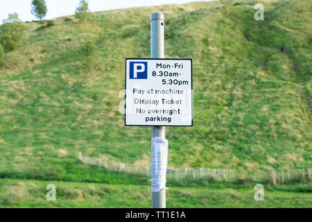 Parken Schild auf der Pole auf dem Parkplatz in Holyrood Park, Edinburgh, Schottland Stockfoto