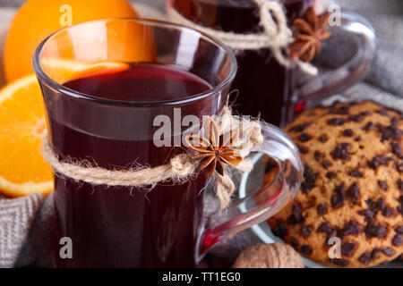 Wein mit Orangen und Cookies auf Relation schließen, Glühwein Stockfoto