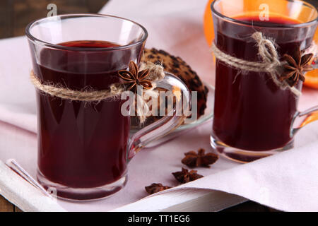 Wein mit Cookies auf Relation schließen, Glühwein Stockfoto