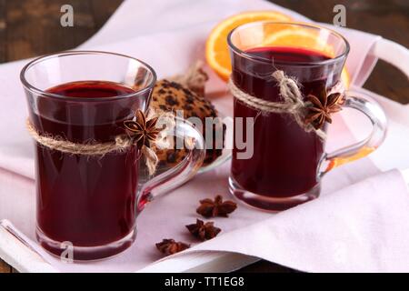 Wein mit Cookies auf Relation schließen, Glühwein Stockfoto
