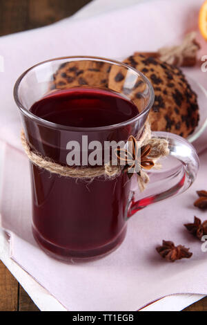 Wein mit Cookies auf Relation schließen, Glühwein Stockfoto