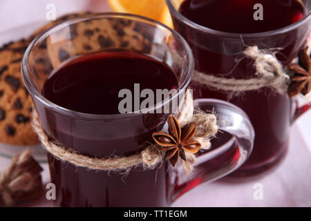 Wein mit Cookies auf Relation schließen, Glühwein Stockfoto
