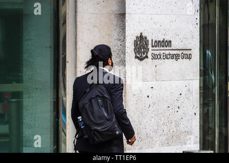 London Stock Exchange - ein Stadtarbeiter übergibt die London Stock Exchange Gebäude bei 10 Paternoster Row in der City von London Financial District Stockfoto