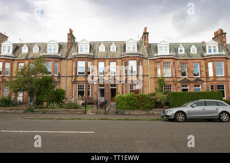 Reihenhaus viktorianischen Häuser und die Straße in der viktorianischen Vorstadt Morningside, Edinburgh, Schottland, Großbritannien Stockfoto