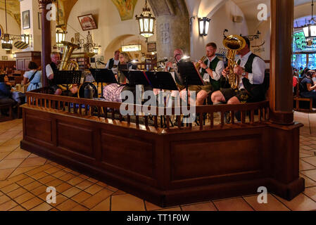 Die oompah Band im Hofbräuhaus in München, Deutschland Performance eines Songs Stockfoto