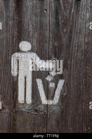 Mülleimer Symbol, auf verwitterte Holz Textur Stockfoto