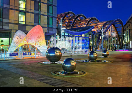 UK, South Yorkshire, Sheffield, Millennium Square & Winter Gärten bei Nacht Mit Weihnachtsbeleuchtung Stockfoto