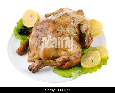 Ganzen gebratene Hähnchen mit Gemüse auf Teller, isoliert auf weißem Stockfoto