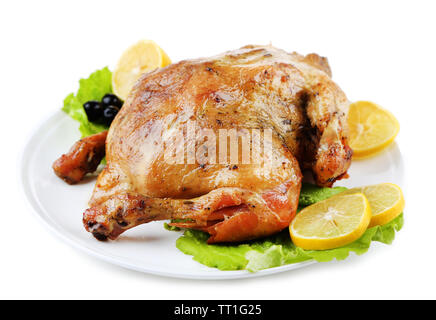 Ganzen gebratene Hähnchen mit Gemüse auf Teller, isoliert auf weißem Stockfoto