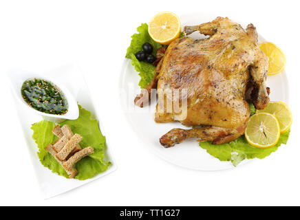 Ganzen gebratene Hähnchen mit Gemüse auf Teller, isoliert auf weißem Stockfoto