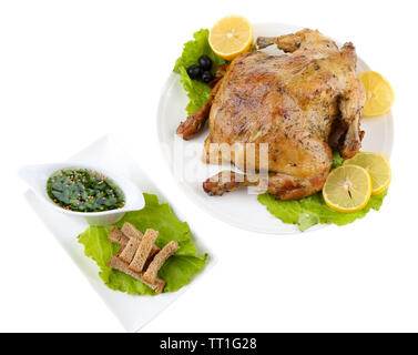 Ganzen gebratene Hähnchen mit Gemüse auf Teller, isoliert auf weißem Stockfoto