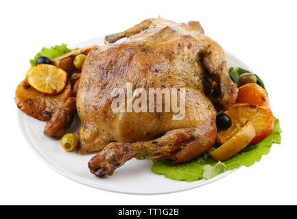 Ganzen gebratene Hähnchen mit Gemüse auf Teller, isoliert auf weißem Stockfoto