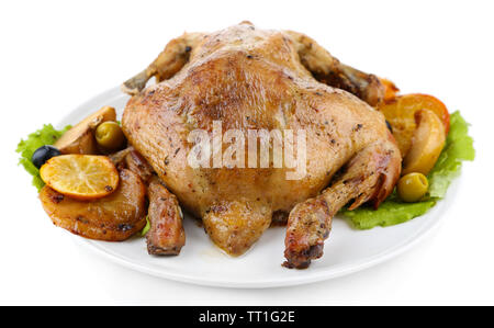 Ganzen gebratene Hähnchen mit Gemüse auf Teller, isoliert auf weißem Stockfoto