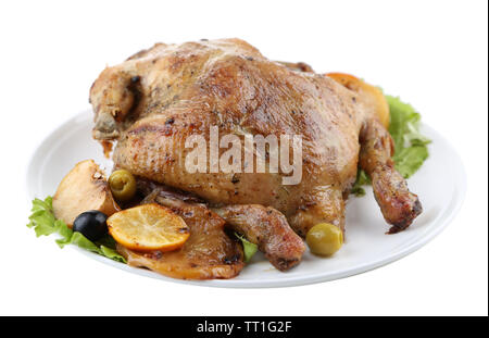 Ganzen gebratene Hähnchen mit Gemüse auf Teller, isoliert auf weißem Stockfoto