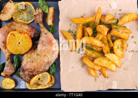 Hausgemachte Hähnchen brustfilets mit Bratkartoffeln und Gemüse auf Pan, close-up Stockfoto