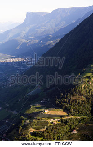 Ein Blick auf das Meraner Land in Italien als der Abend wirft erste Schatten das Tal hinunter. Die Prognose ist für gutes Wetter und steigende Temperaturen in den nächsten Tagen. Stockfoto