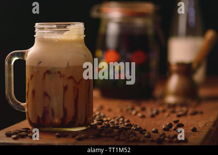 Kalter Kaffee frappe mit Schokoladensauce und Eis gebraut, rustikale Optik mit Kopie Raum Stockfoto