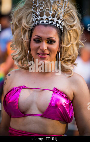 NEW YORK CITY - 25 Juni, 2017: eine transgender drag Performer tragen eine Schönheitskönigin tiara auf großen Haar lächelt von einem Schwimmer in der Gay Pride Parade. Stockfoto