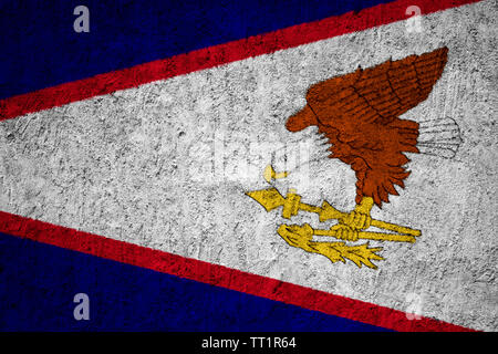 American Samoa Flagge auf dem gebrochenen grunge Beton Wand gemalt Stockfoto