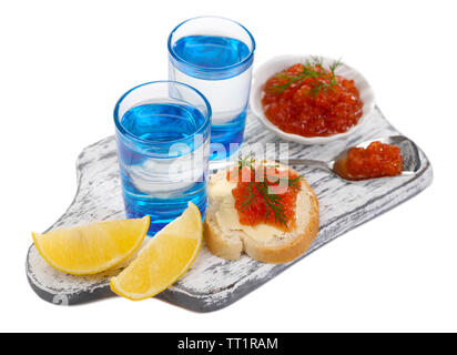 Sandwich mit Kaviar und Wodka auf Holzbrett isoliert auf weißem Stockfoto