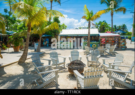 ISLAMADORA, Florida, USA - SEPTEMBER, 2018: bunte Schilder schmücken Buden, in denen Souvenirs an einem strassenrand Shop in die Tasten. Stockfoto