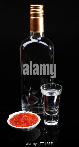 Flasche Wodka, roter Kaviar isoliert auf Schwarz Stockfoto