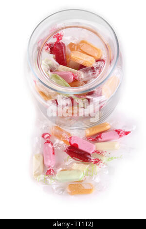 Leckere Bonbons im Glas isoliert auf weißem Stockfoto