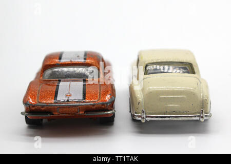 Zwei vintage Collectible matchbox Spielzeugauto, hinten, von hinten gesehen, auf weißem Hintergrund, Nahaufnahme Stockfoto