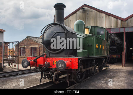 Grüne GWR 1450 Steam Railway Lokomotive (1400 Klasse 0-4-2T 1935 in Swindon gebaut) stationären durch Verschütten, Didcot Railway Centre, Oxfordshire. Stockfoto