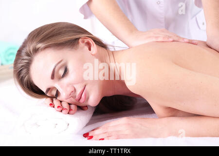 Schöne junge Frau in zurück Massage im Spa Salon Stockfoto