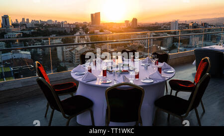 Fancy sunset Tabelle auf dem Dach Tea time Stockfoto