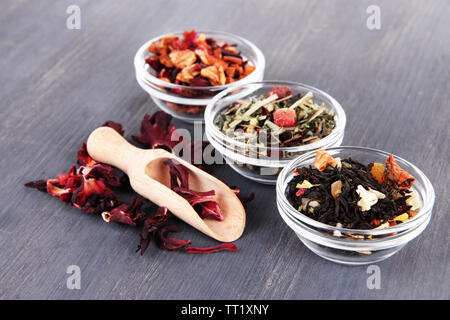 Aromatische chemische Kaffee in Schalen auf hölzernen Hintergrund Stockfoto