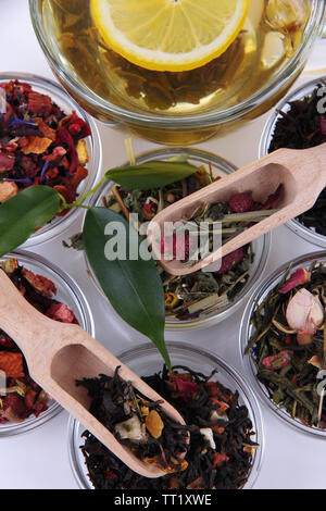 Tasse Tee mit aromatischer trockenen Kaffee in Schalen Nahaufnahme Stockfoto