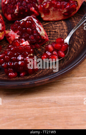 Reife Granatäpfel an Tabelle schließen Stockfoto