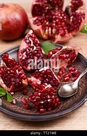 Reife Granatäpfel an Tabelle schließen Stockfoto